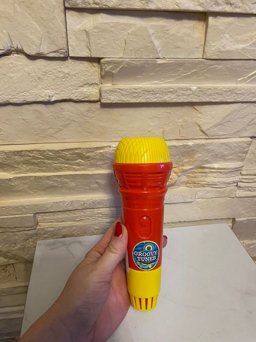 2 szt. mikrofonów z efektem echa HTI “Groovy Tunes” czerwony niebieski