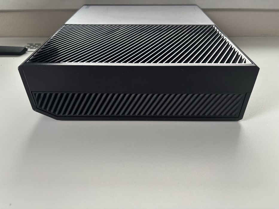 Xbox One 1 TB  stan idealny