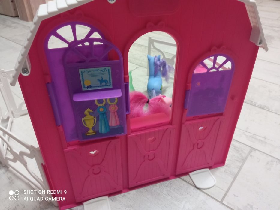 Zagroda z konikami. Stan bardzo dobry