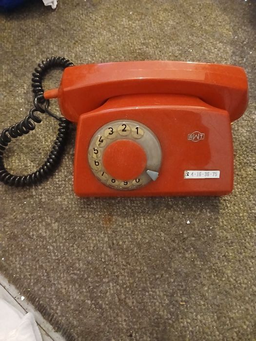 Telefon retro lata komuny vzerwony do ozdoby prl