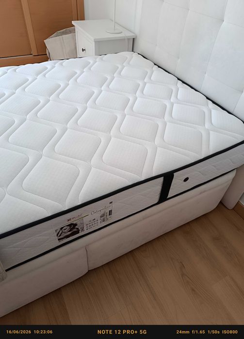 Cama individual com arrumação e colchão