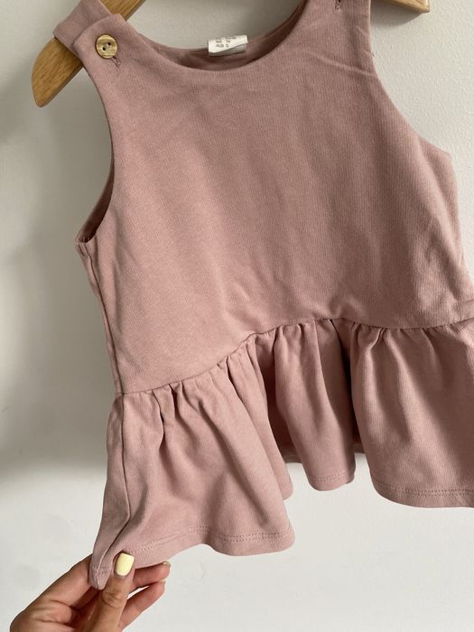 Sukienka h&m 74 pudrowy róż falbanka guziki