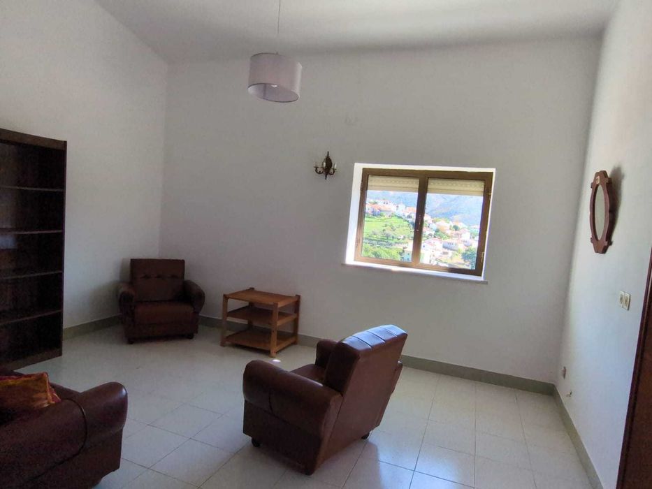 Moradia luminosa e espaçosa em Portela da Cedeira, Côja, com 2 cozinhas, duas casas de banho e vistas deslumbrantes