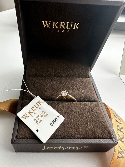 Pierścionek z brylantem z kolekcji „Jedyny”  Kruk