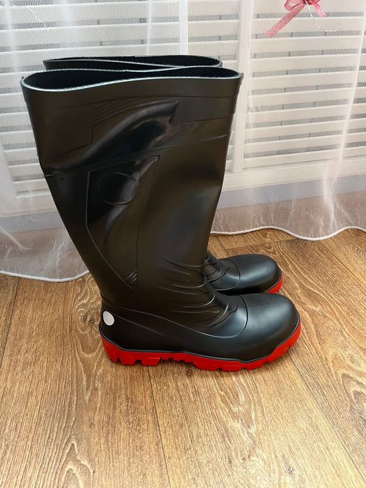 Нові гумові чоботи