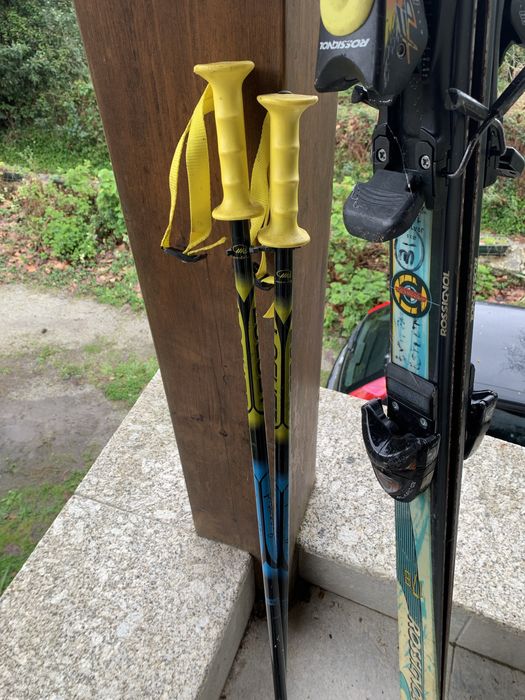 Ski e bastões de ski