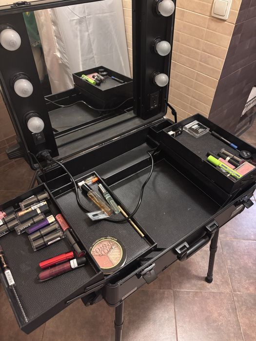 Mobilna walizka kufer kosmetyczny Karaja