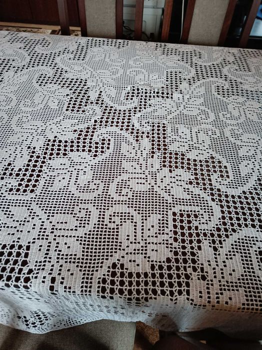 Piękny obrus na duży stół