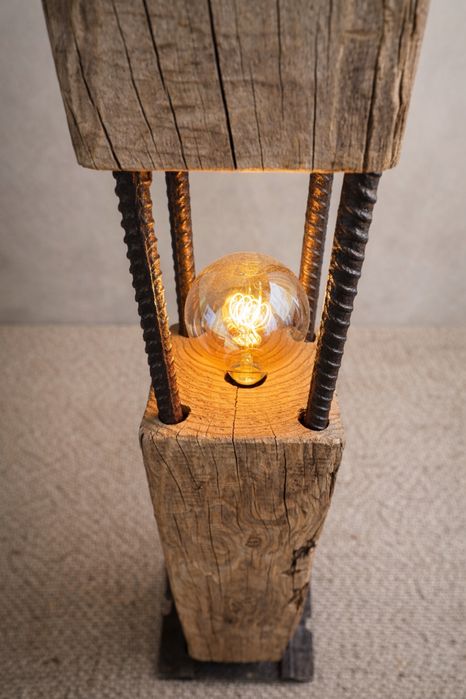 Luminária de Pé Rústica em Carvalho Antigo – Peça Única