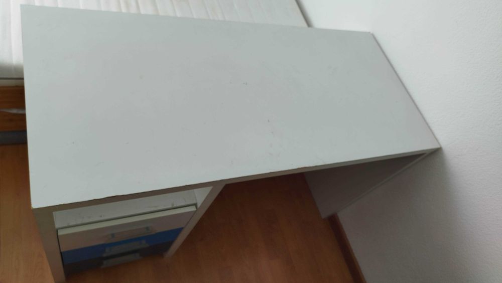 Secretária com gavetas