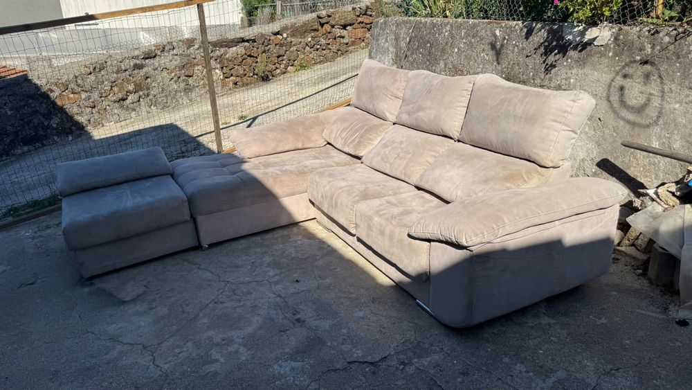 Sofá Chaiselongue Canto em Tecido Bege / Cinza Claro (Com Assentos Extensíveis)