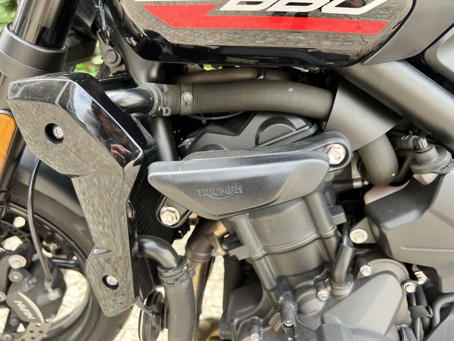 Triumph Trident 660 preta (11/2024) – 2 536 km – 1.º dono – como nova