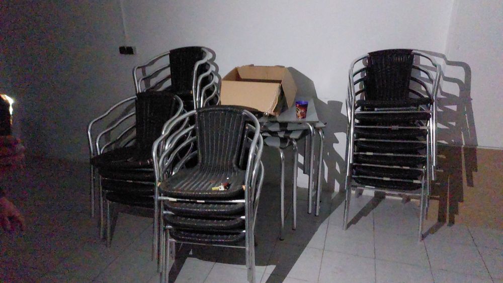 Cadeiras e mesas de esplanada