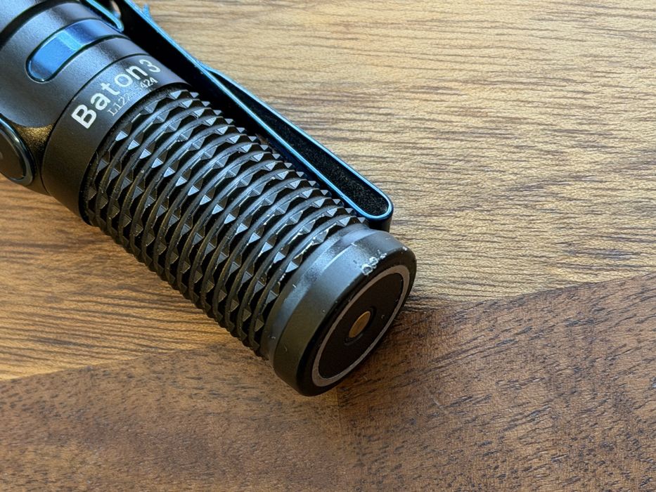 Olight Baton 3 z etui ładującym latarka + ładowarka