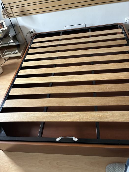 Sommier casal com arrumação