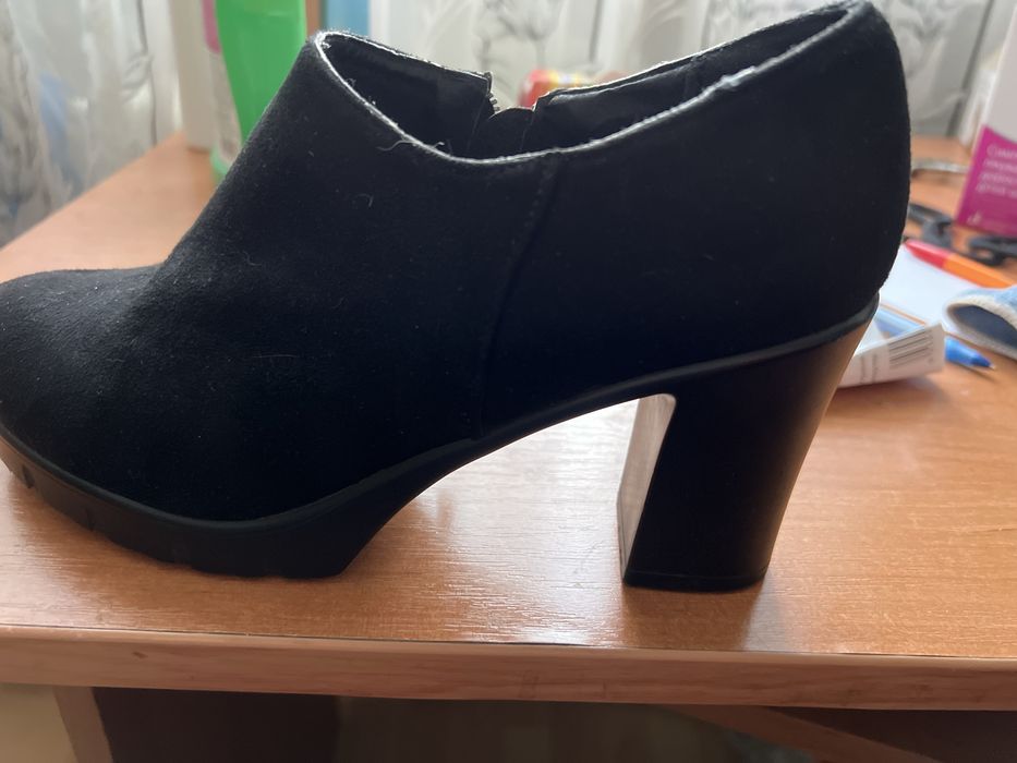 Ботильони осінні на вузьку ніжку, невелика платформа, на підборі