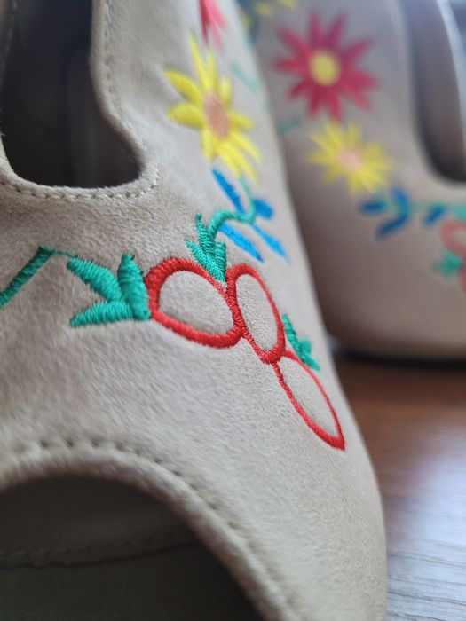 Buty Vices na obcasie r. 38