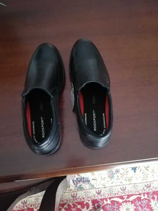 Sapatos pretos de homem