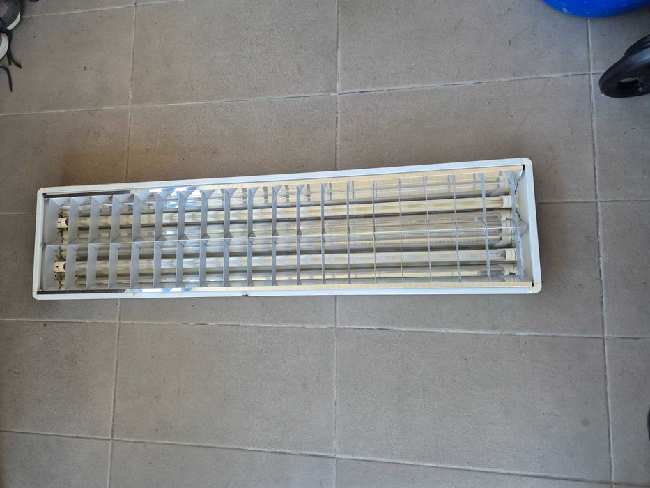 calha 1,3*0,3cm suporta 2 lampadas, com uma lampadas de leds funcional
