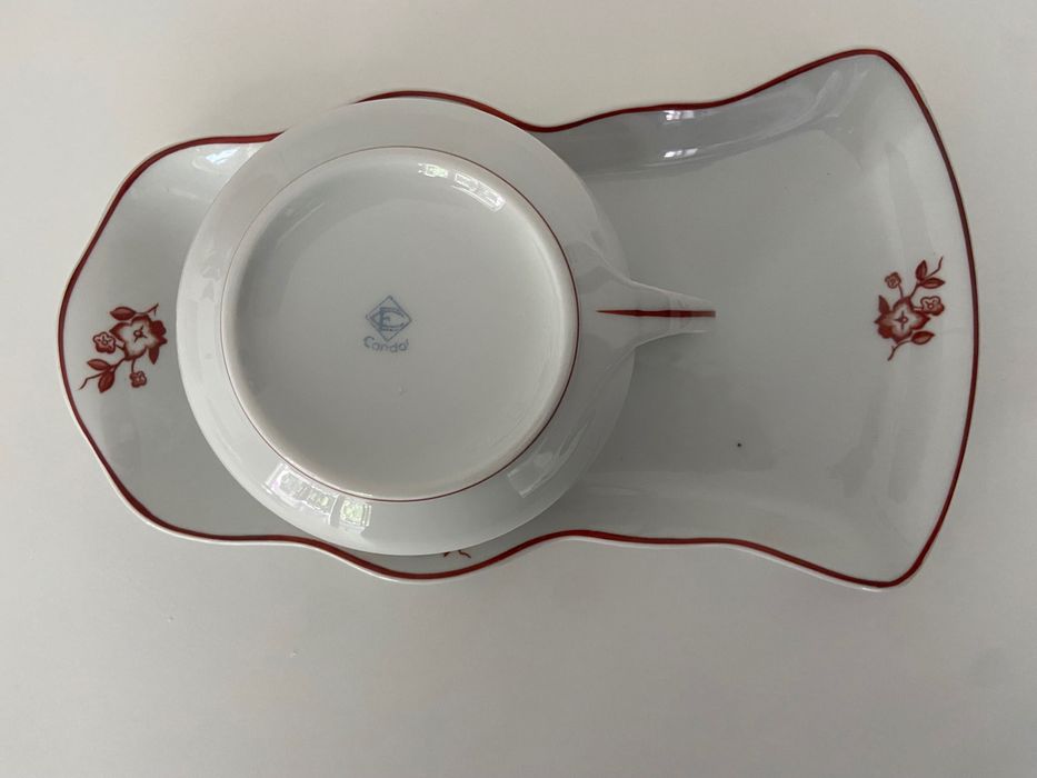 Chávena almoçadeira com prato de torradas Candal