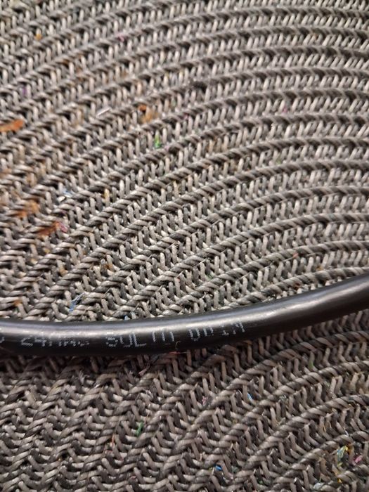 Kabel internetowy czarną obwódką na zewnątrz