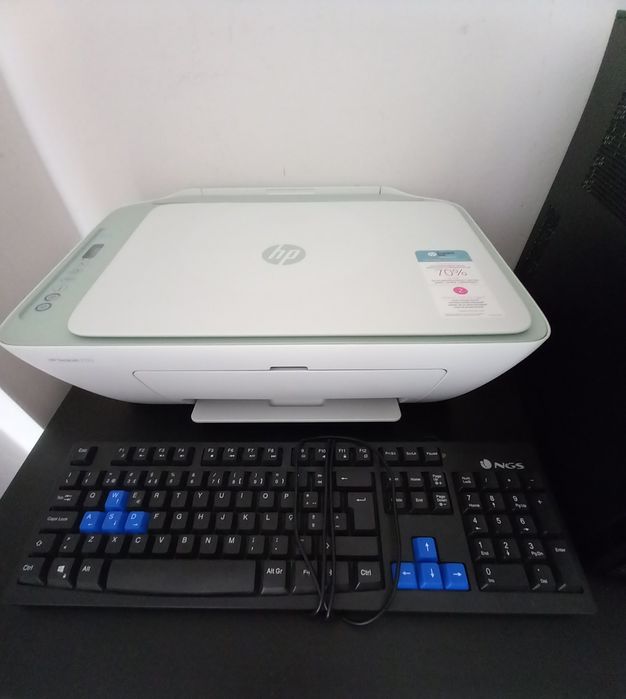 Impressora HP com torre HP e teclado472777084917534721