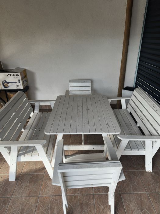 Zestaw drewnianych mebli ogrodowych (stol + krzesla)