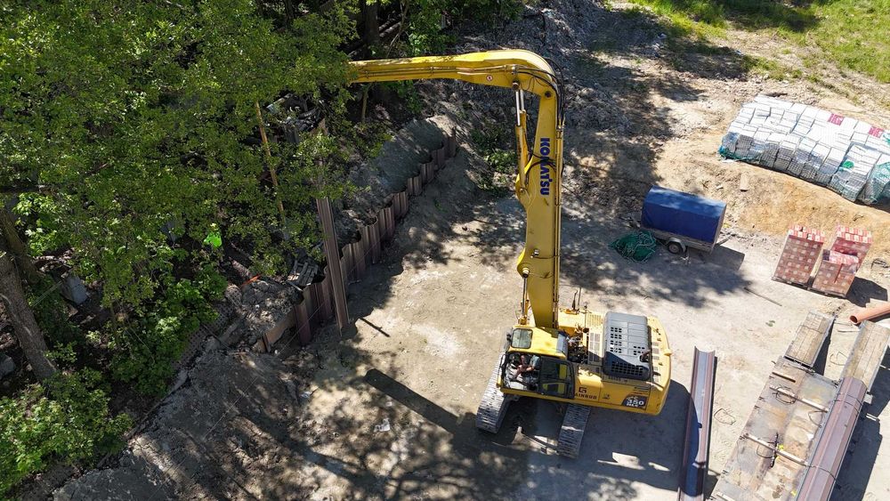 Komatsu PC350 z wibromłotem - zestaw do wbijania grodzic