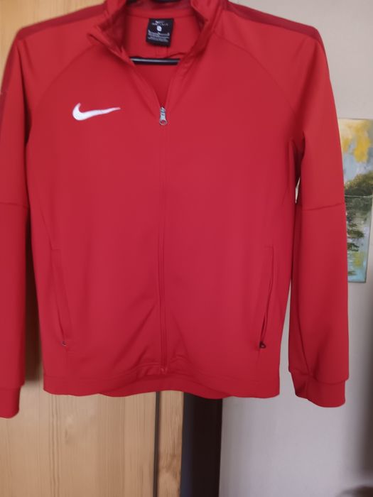 Bluza koloru czerwonego. Nowa. Z metki  rozmiar M ale jest mi za mała a noszę rozmiar  M.