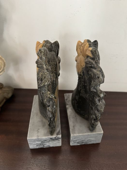 2 suportes de livro com detalhe de  Cavalo