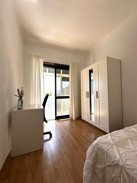 Quarto - com varanda, boa localização, equipado