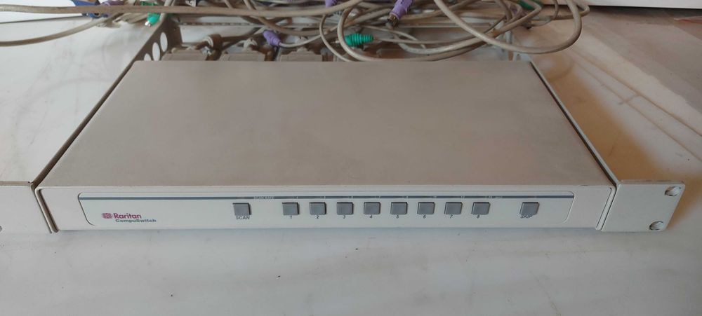 8-портовий KVM перемикач Raritan CompuSwitch CS8