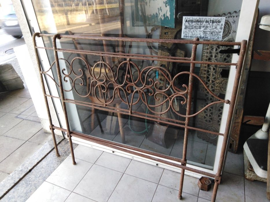 varias camas antigas em ferro maciço.