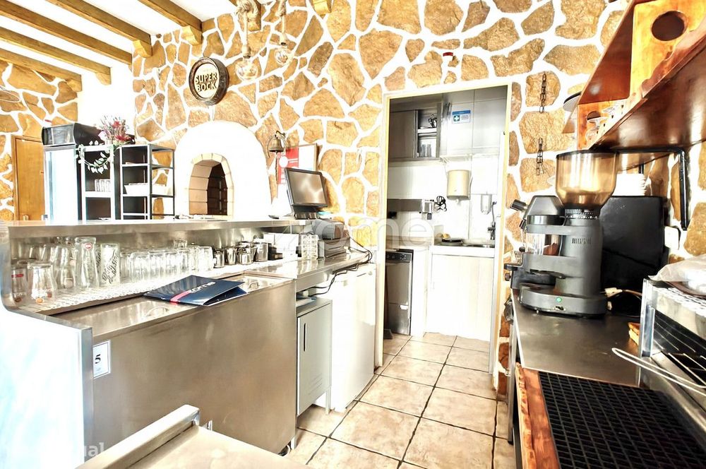 Loja / Restaurante Equipado com Esplanada e Potencial de Conversão T0