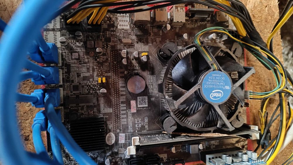 Майнінг ферма на 12 карт Saphire nitro RX 580 8gb