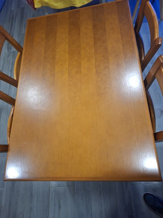 Mesa de madeira com 4 cadeiras