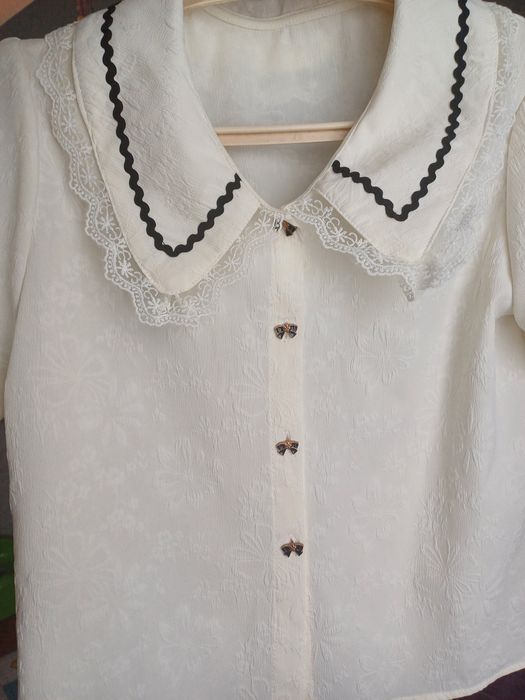Жіноча елегантна біла блуза