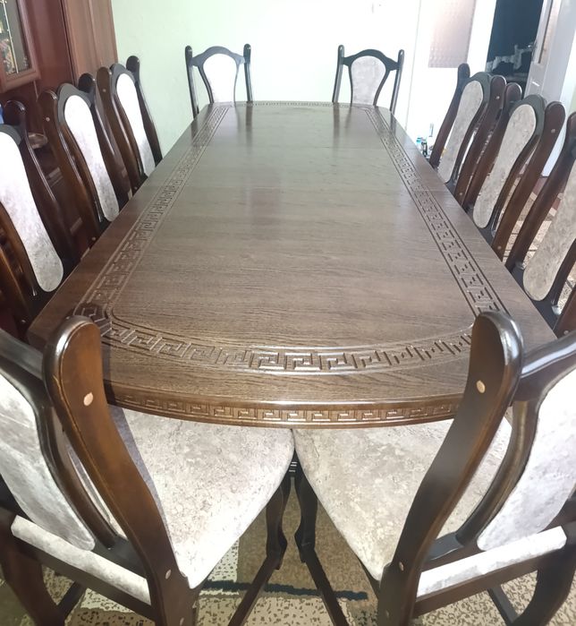 Дерев'яний стіл з стільцями