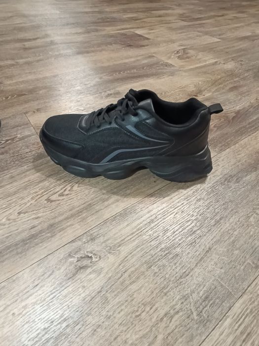 Кросівки чоловічі