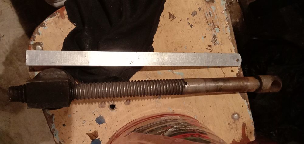 Винты с трапециевидной резьбой. Винт для тисков. Винт для пресса.