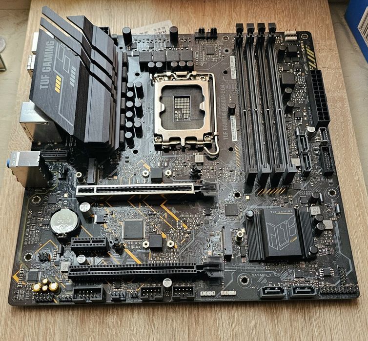 Материнська плата Asus TUF Gaming B660M-E D4