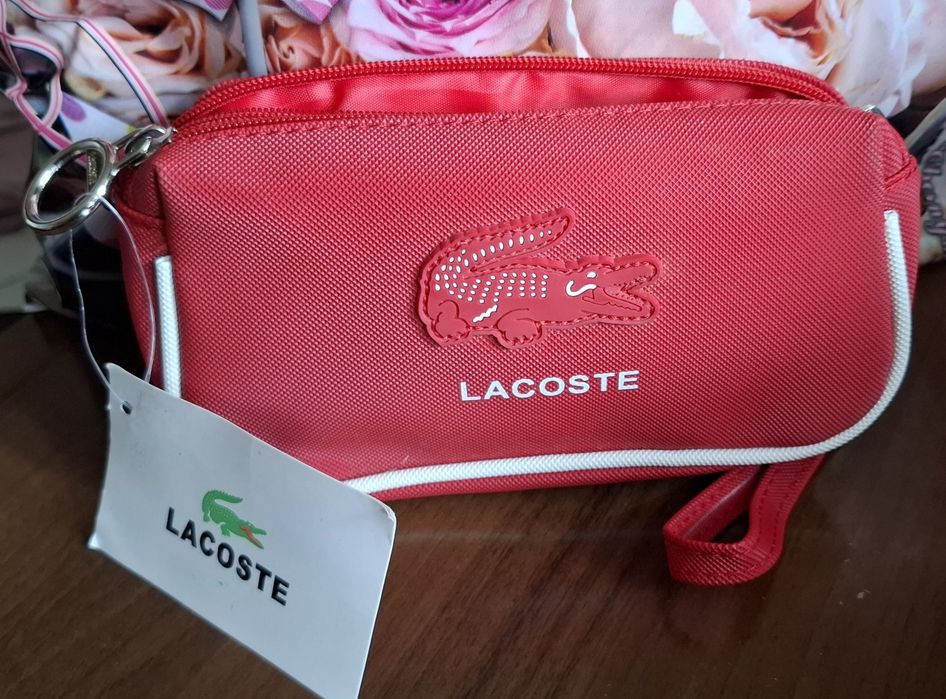 Красная сумка Lacoste