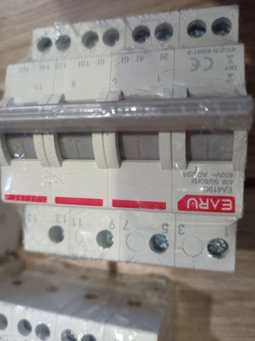 Реле напруги; Ручне перемикання АВР (Автомат вводу резерва)2-4 полюса