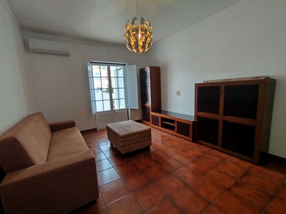 Aluga-se t2 com mobília