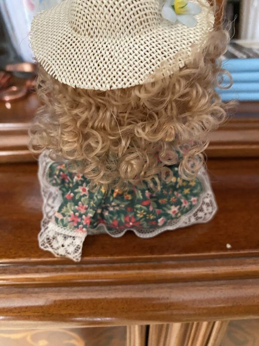 Boneca em loiça pequenina