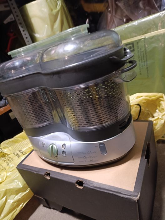 Garnek do gotowania na parze Tefal.