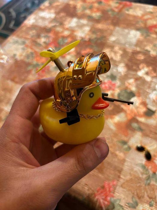 Крута качечка на панель в машину