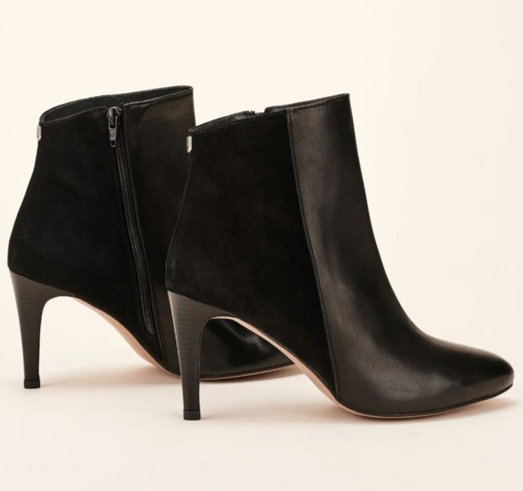 Botins pretos de salto alto fino da Salsa