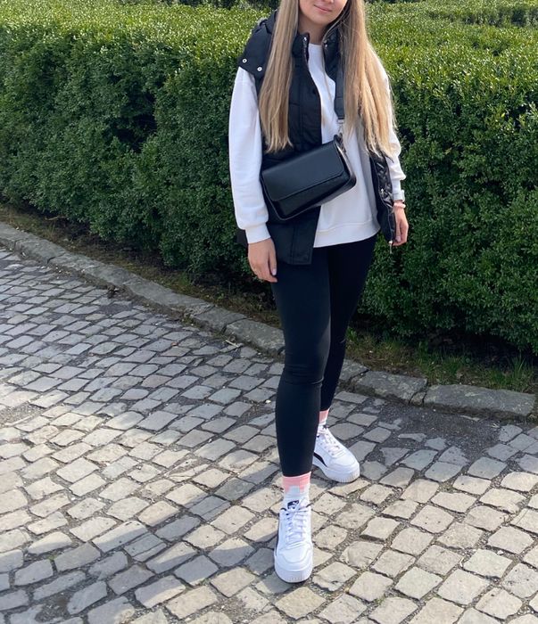 Жилетка, безрукавка чорна