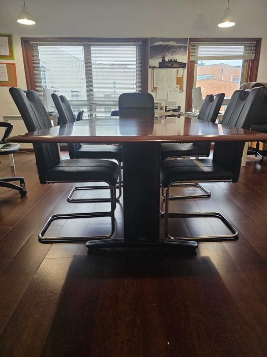 Conjunto mesa e cadeiras escritório